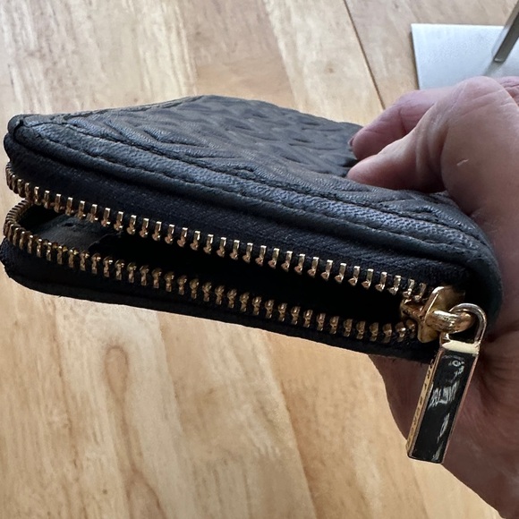 Tory Burch Black Quilted Zip Wallet NWOT - Picture 4 of 6